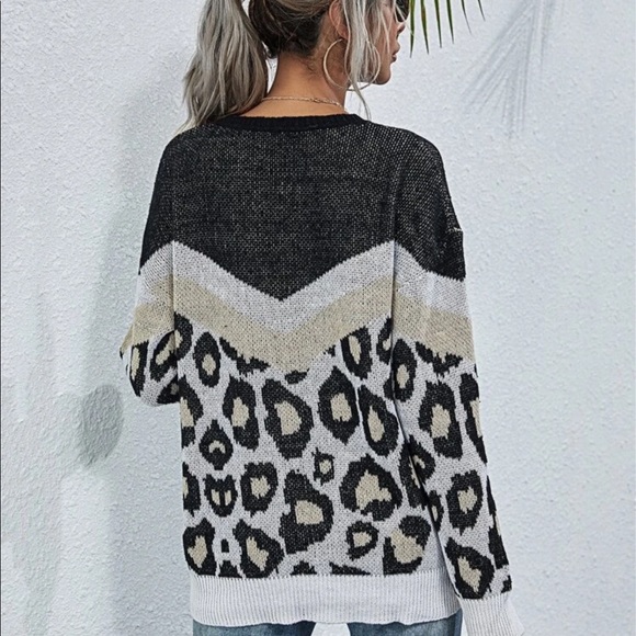 Leopard print color blocked knit fall sweater - Picture 2 of 3